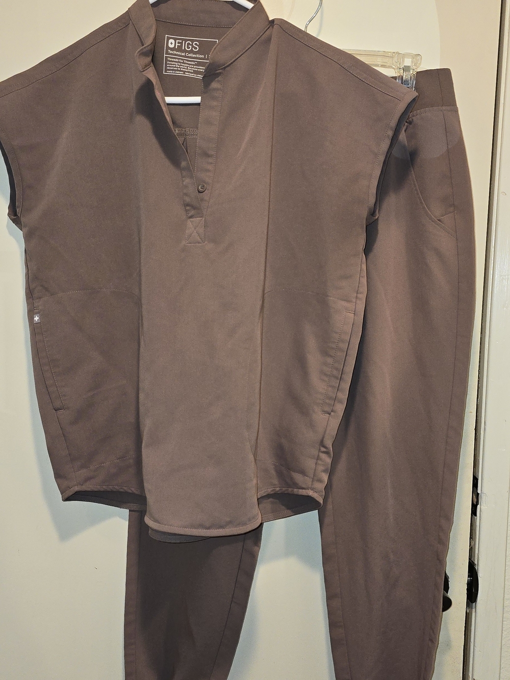 FIGS Women’s Scrub Top & Pants Set